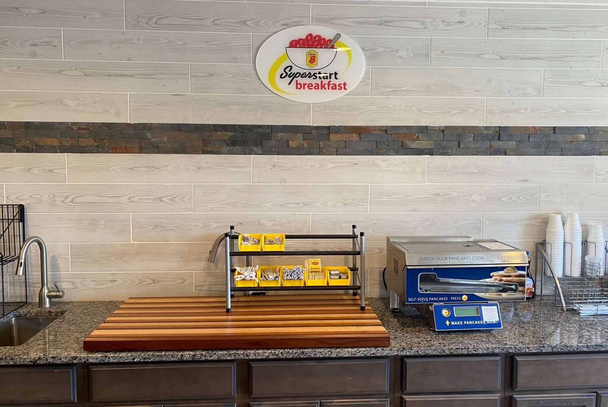 Super 8 By Wyndham Independence Ks Hotel Ngoại thất bức ảnh